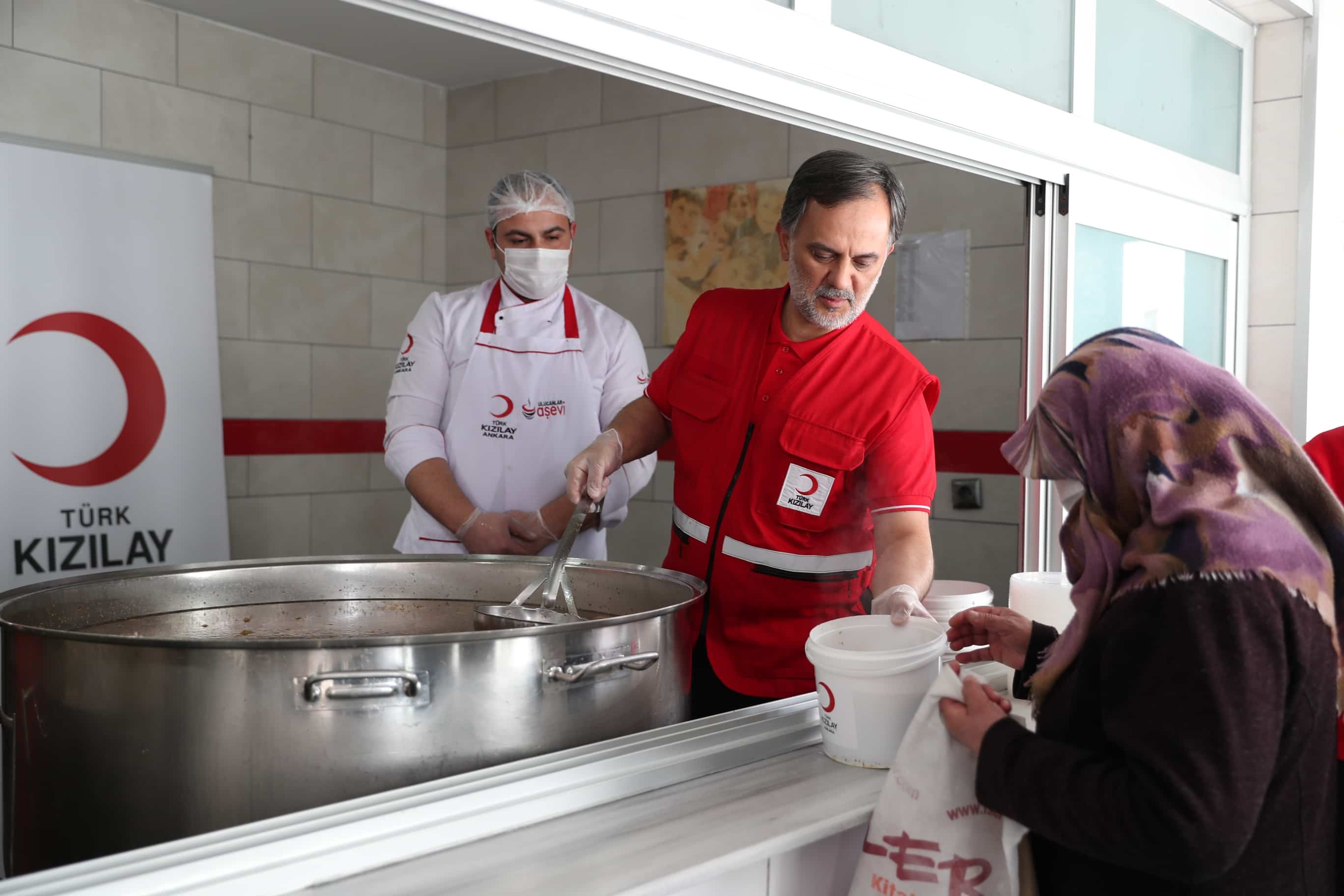 Aşevlerinde kazanlar iftar ve sahur için kaynıyor