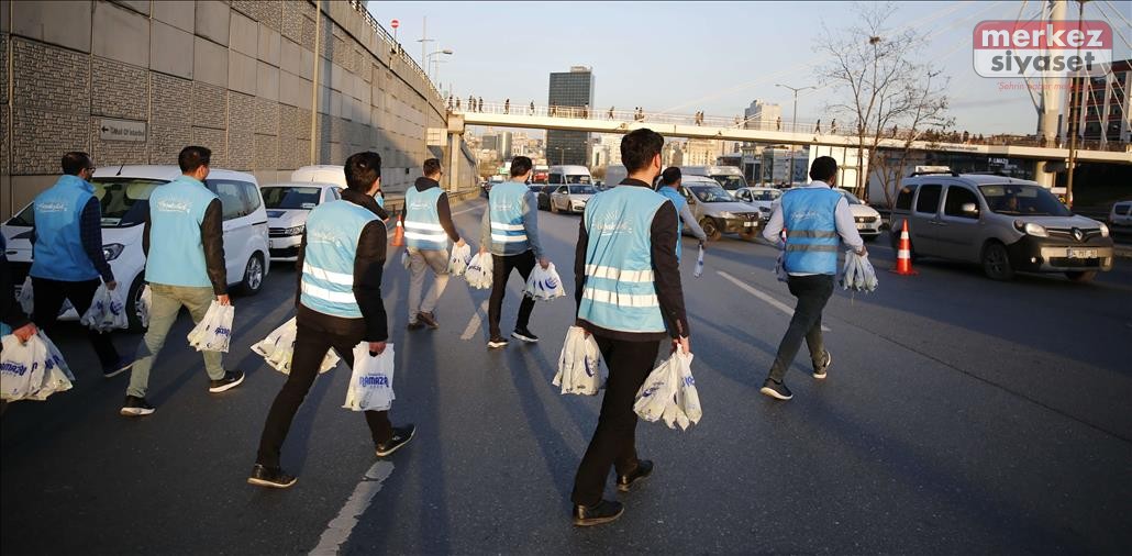 Yolda kalanlara iftariyelik Başakşehir Belediyesi’nden