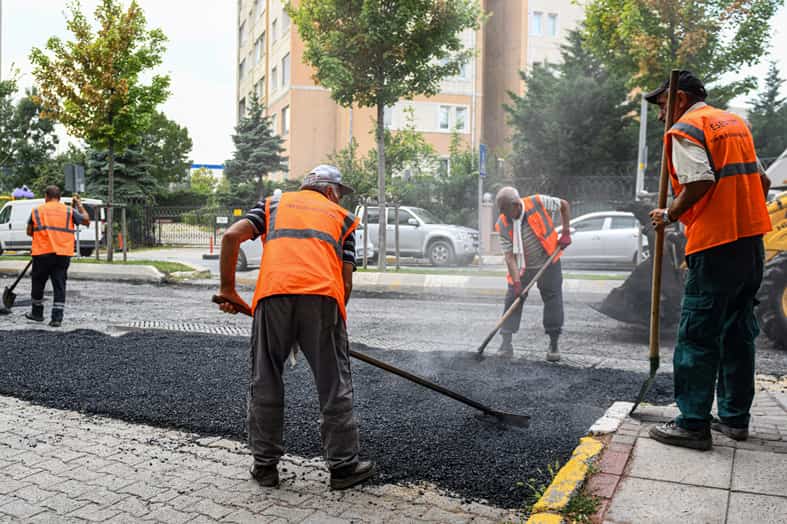 Esenyurt’ta asfalt çalışmaları gece gündüz sürüyor