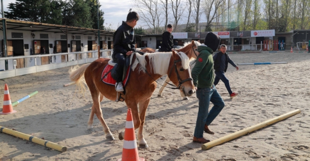 Çocuklar Akademi Arnavutköy’de at binmeyi öğreniyor
