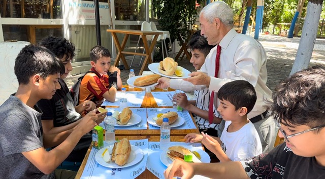 Balıkçı Kenan’da balık ekmek ve meyve suyu ikramı devam ediyor