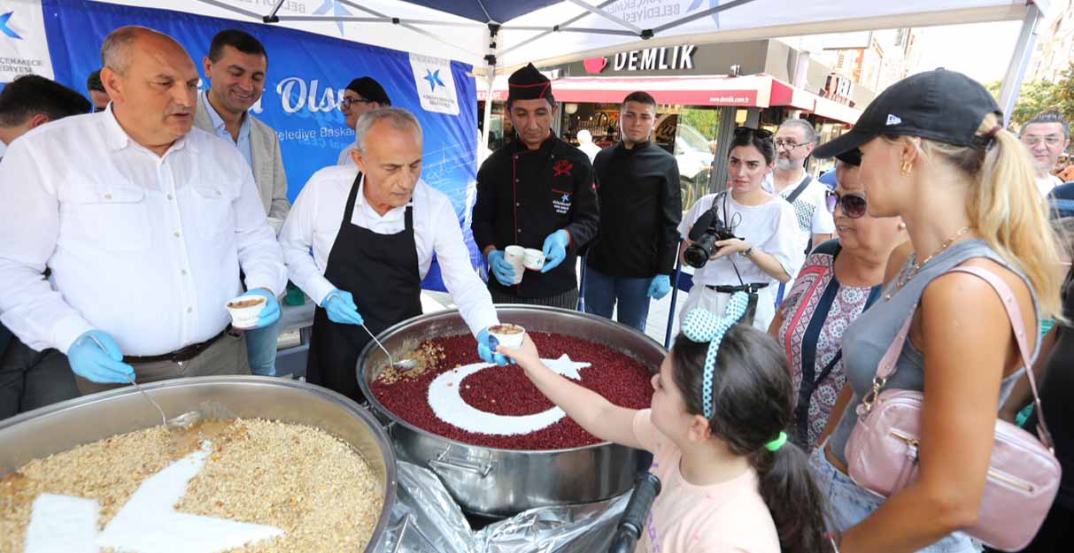 Çebi’den vatandaşlara aşure ikramı