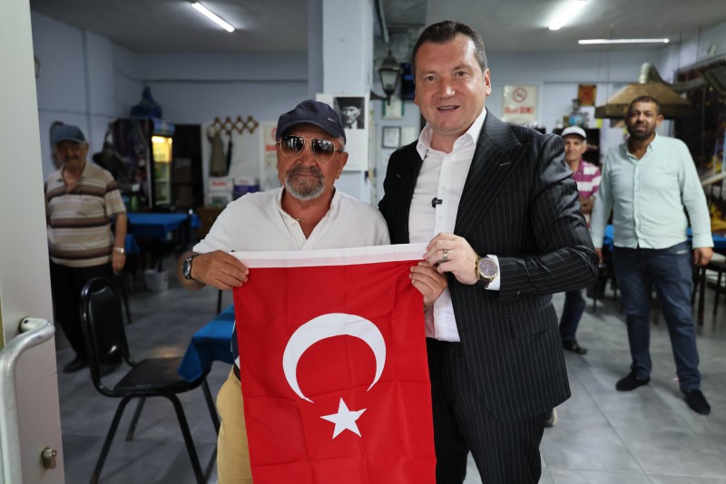 Balcıoğlu esnafa Türk Bayrağı hediye etti