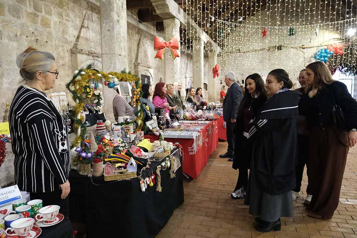 Rengarenk el emeği ürünlerle yeni yıl coşkusu başladı