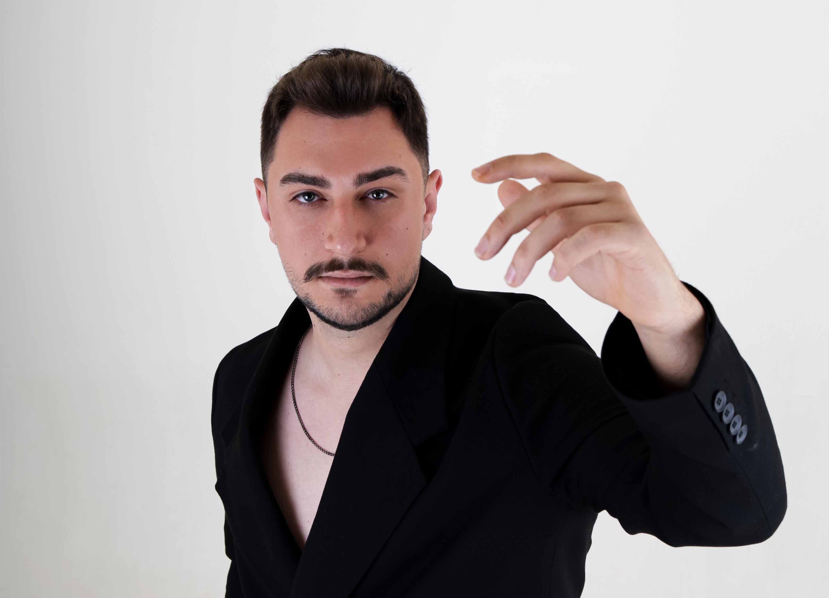 Kırık Aynalar: Hakan Dağparçası’ndan duygusal bir yolculuk